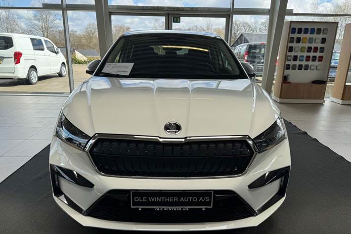 Hvid Skoda Enyaq fra 2025