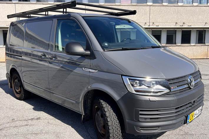 Grå VW Transporter fra 2018 set udefra