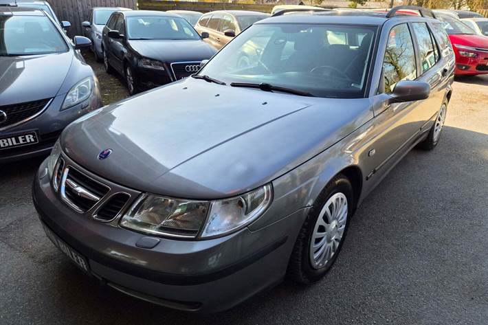 Grøn Saab 9-5 fra 2004