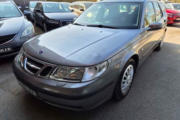 Grøn Saab 9-5 fra 2004