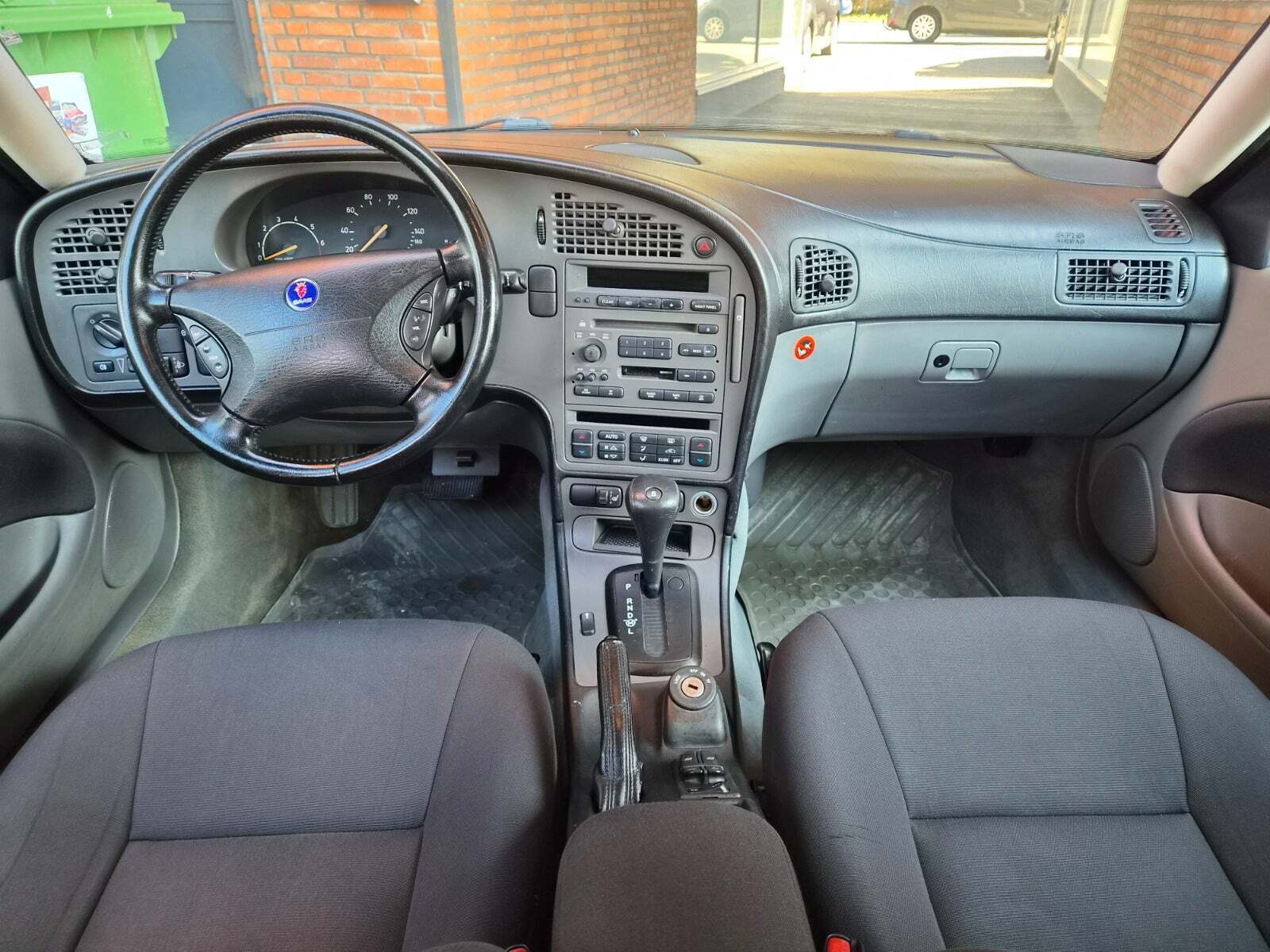 Grøn Saab 9-5 fra 2004