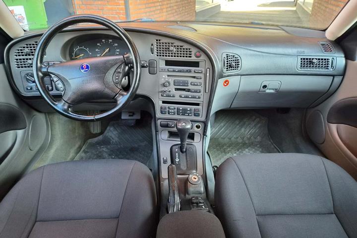 Grøn Saab 9-5 fra 2004