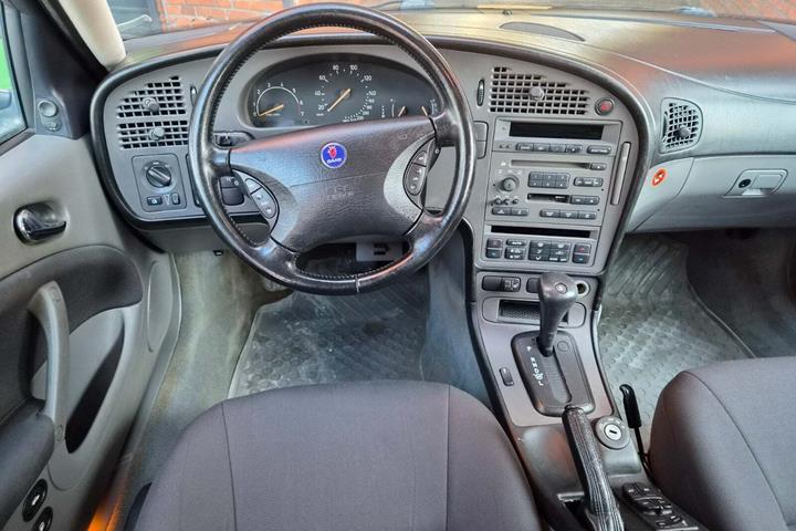 Grøn Saab 9-5 fra 2004