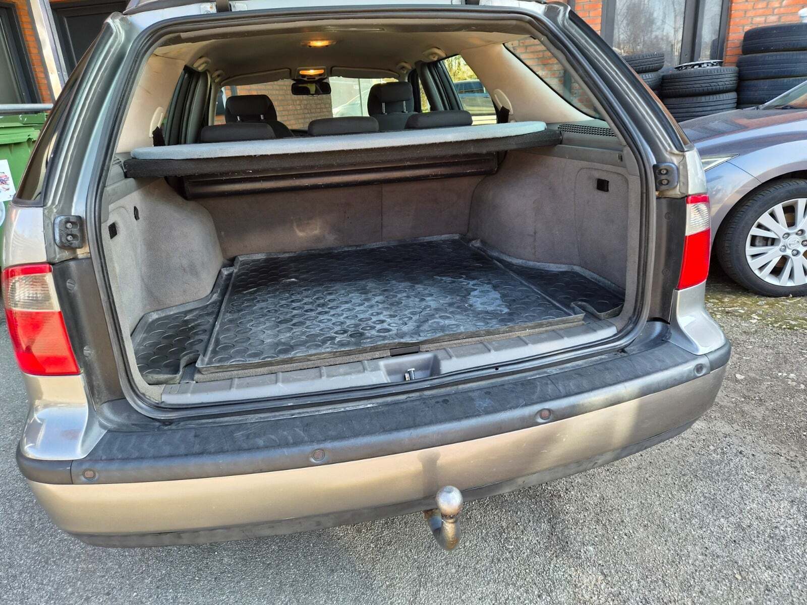 Grøn Saab 9-5 fra 2004