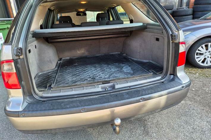 Grøn Saab 9-5 fra 2004