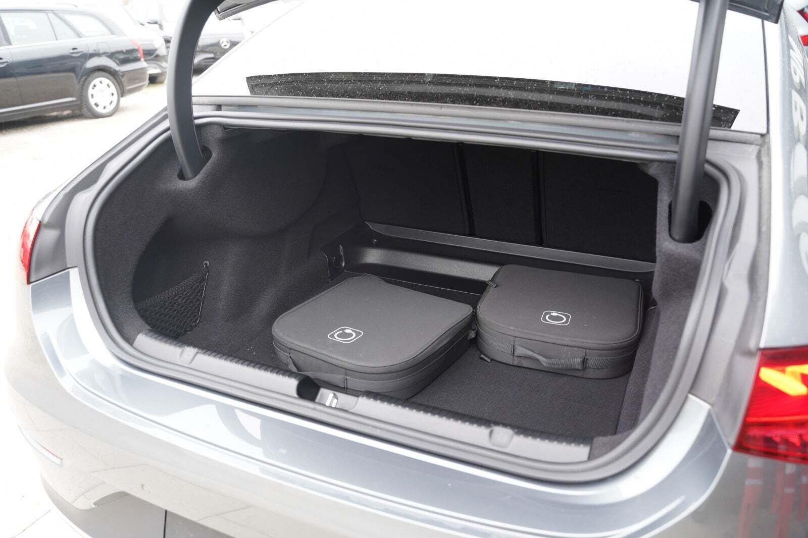 Grå Mercedes EQE350+ fra 2023