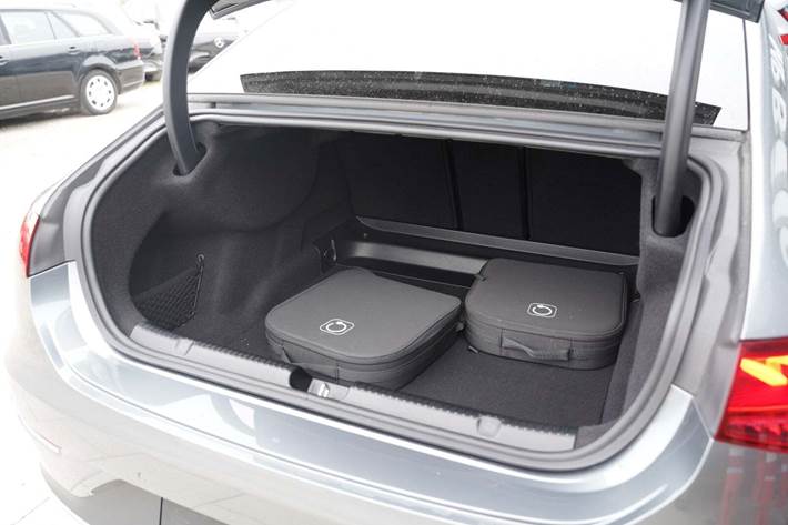 Grå Mercedes EQE350+ fra 2023