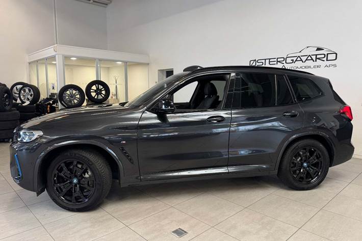 Grå BMW iX3 fra 2024