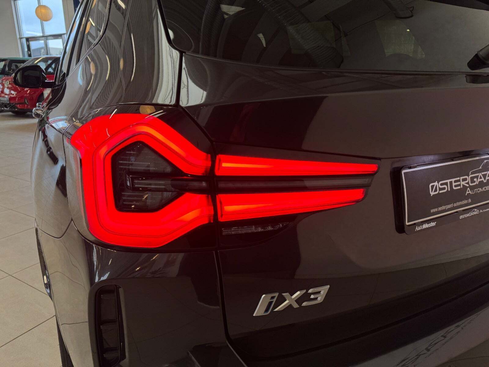 Grå BMW iX3 fra 2024