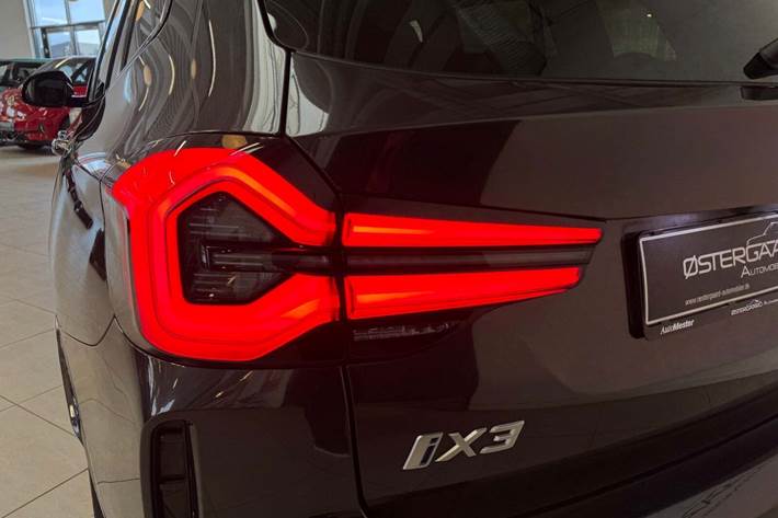 Grå BMW iX3 fra 2024