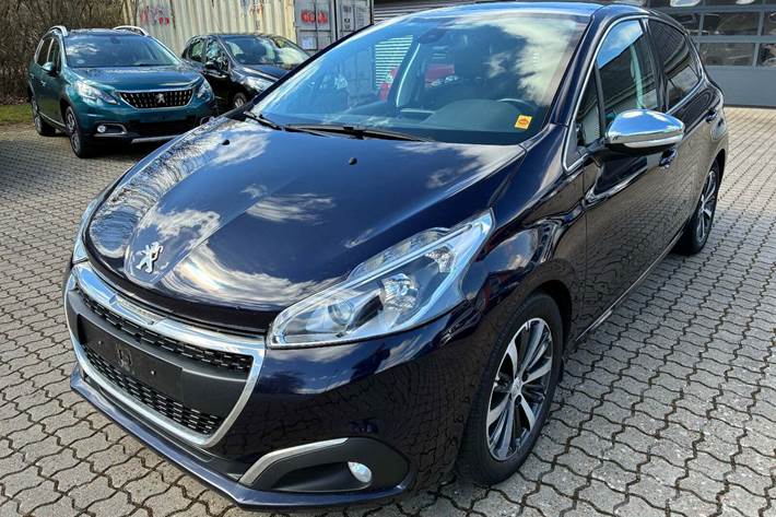 Blå Peugeot 208 fra 2017