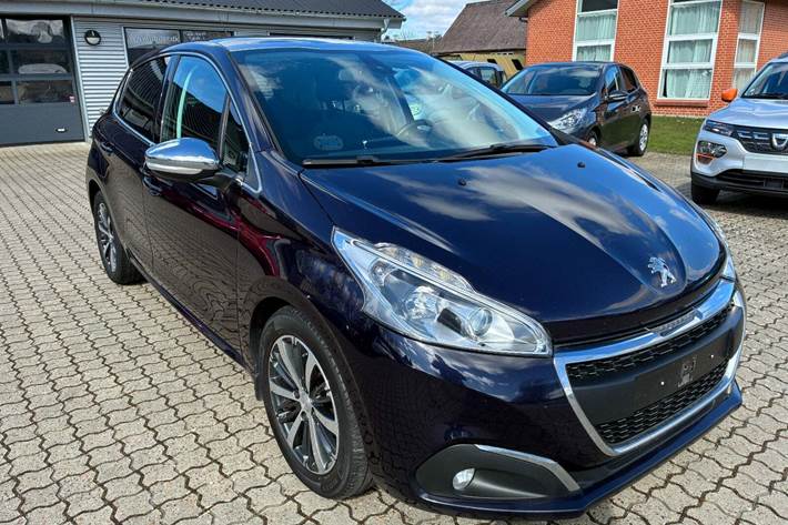 Blå Peugeot 208 fra 2017