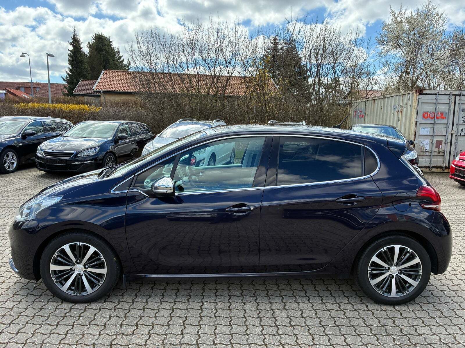 Blå Peugeot 208 fra 2017