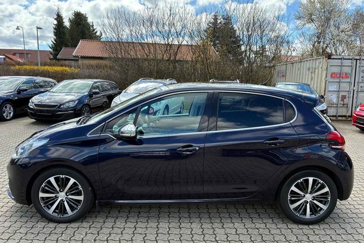 Blå Peugeot 208 fra 2017