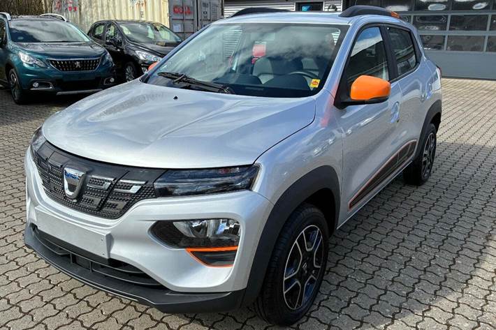 Sølv Dacia Spring fra 2021 set udefra