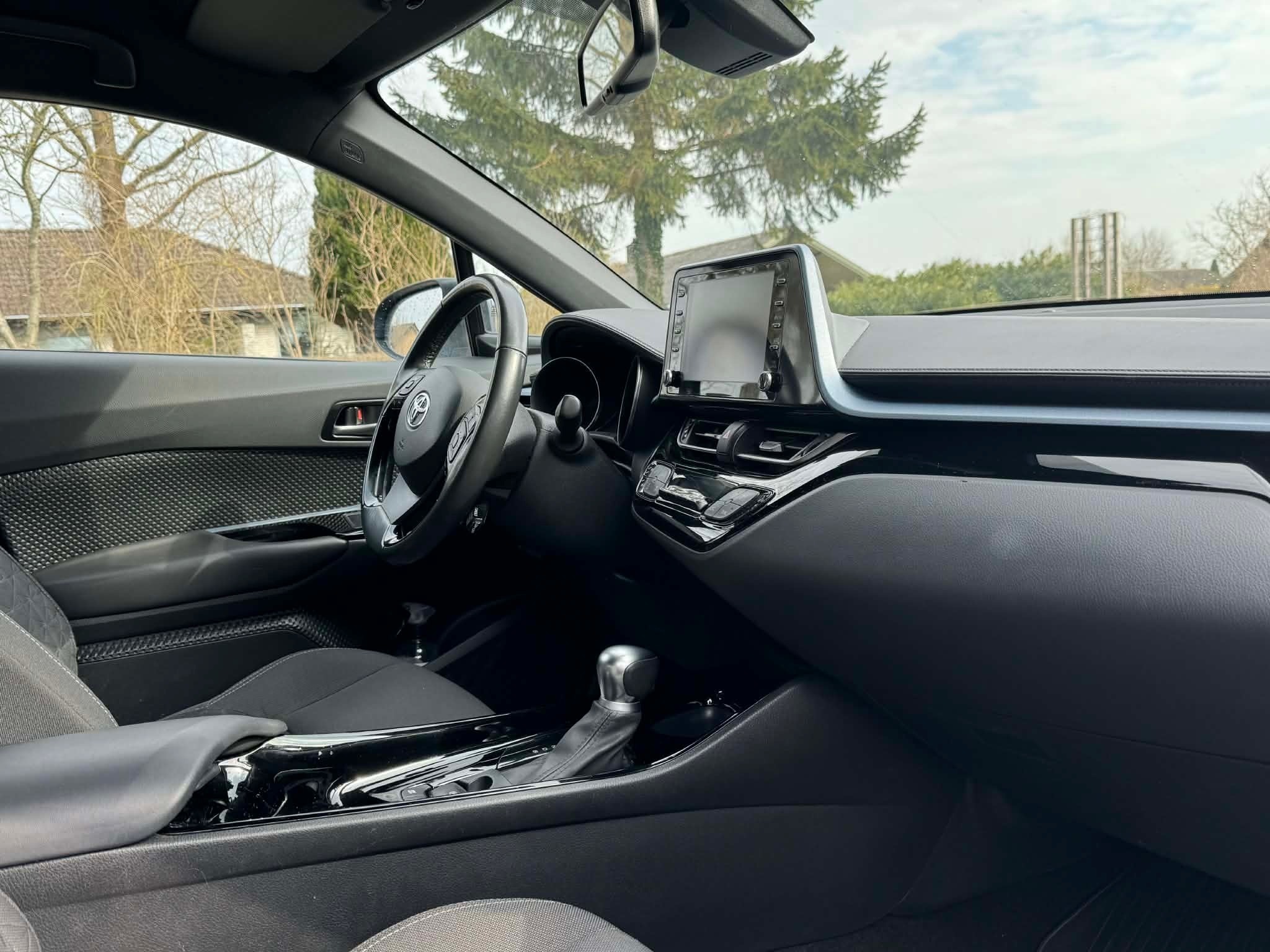 Blå Toyota C-HR fra 2020