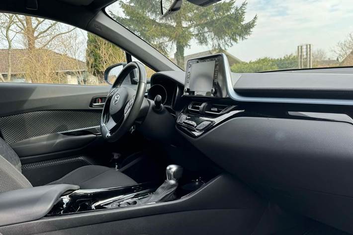 Blå Toyota C-HR fra 2020