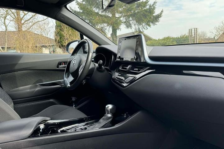 Blå Toyota C-HR fra 2020