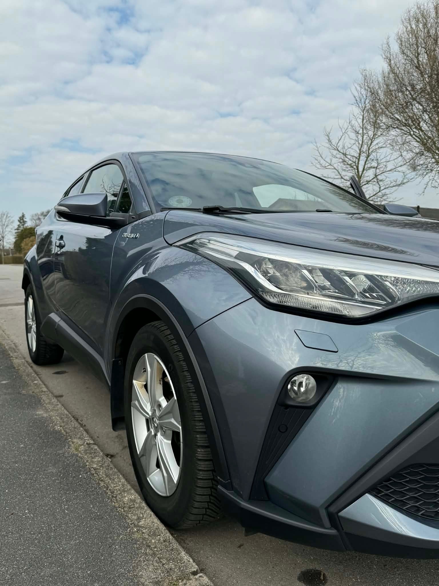 Blå Toyota C-HR fra 2020