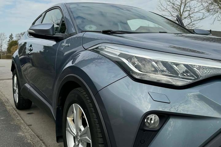 Blå Toyota C-HR fra 2020