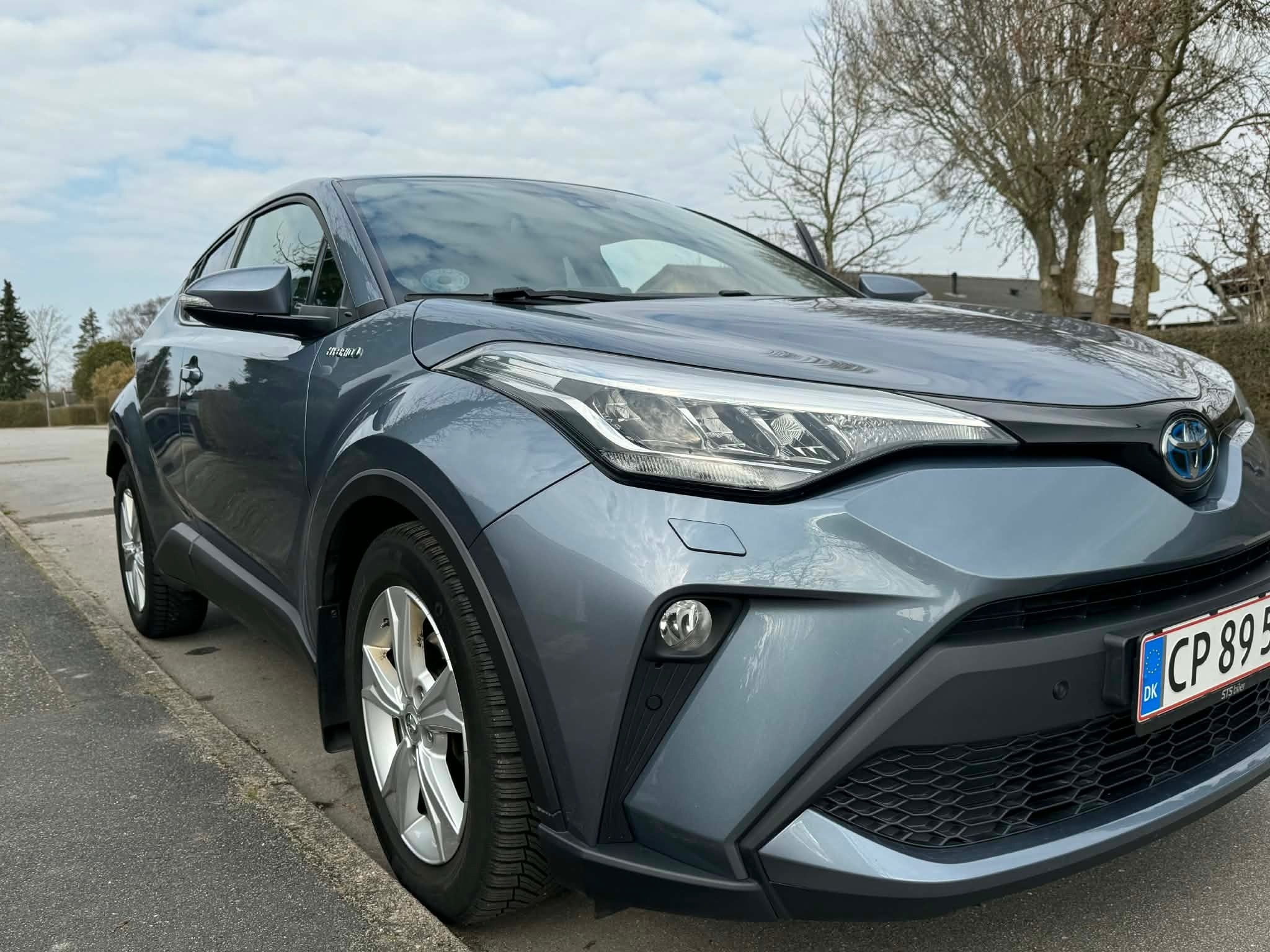 Blå Toyota C-HR fra 2020
