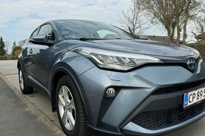 Blå Toyota C-HR fra 2020