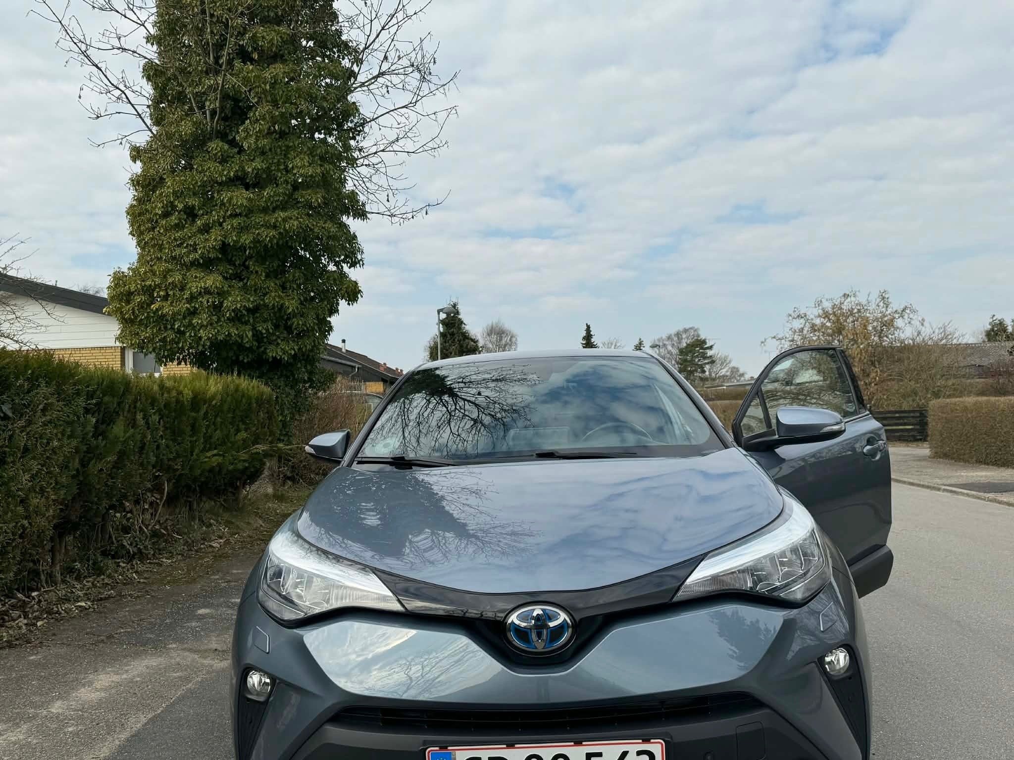 Blå Toyota C-HR fra 2020