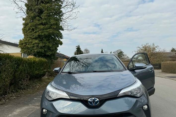 Blå Toyota C-HR fra 2020