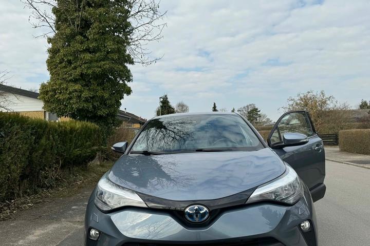 Blå Toyota C-HR fra 2020