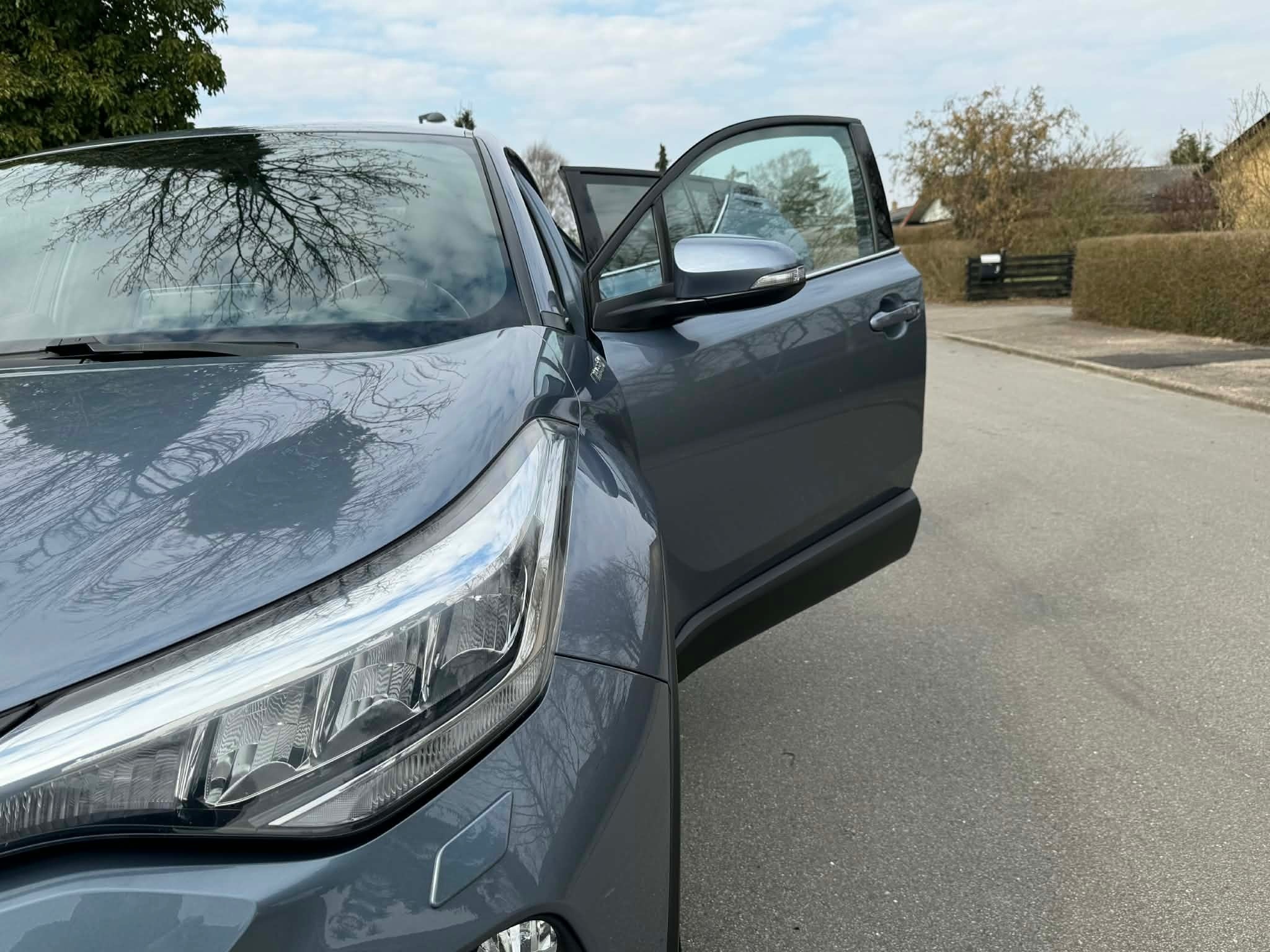 Blå Toyota C-HR fra 2020