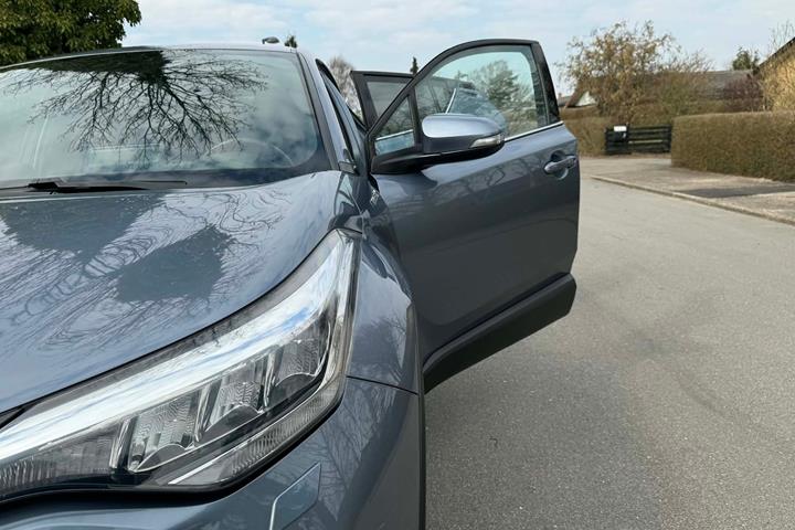 Blå Toyota C-HR fra 2020