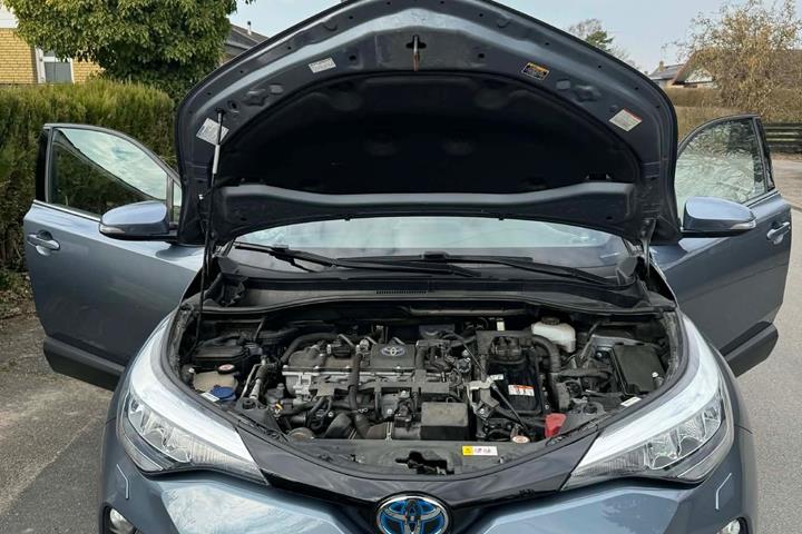 Blå Toyota C-HR fra 2020