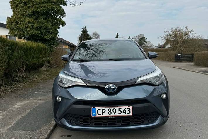 Blå Toyota C-HR fra 2020