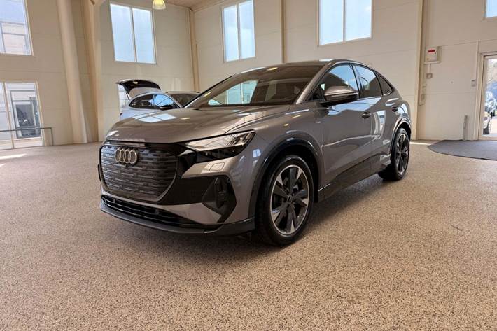 Grå Audi Q4 e-tron fra 2023 set udefra