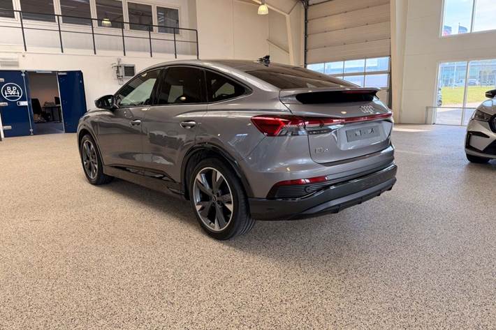 Grå Audi Q4 e-tron fra 2023