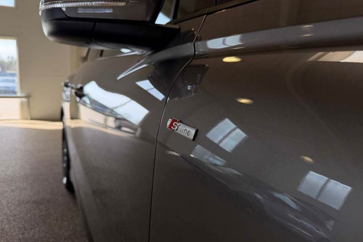 Grå Audi Q4 e-tron fra 2023