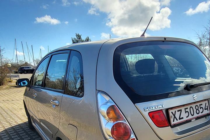 Guld Suzuki Liana fra 2006