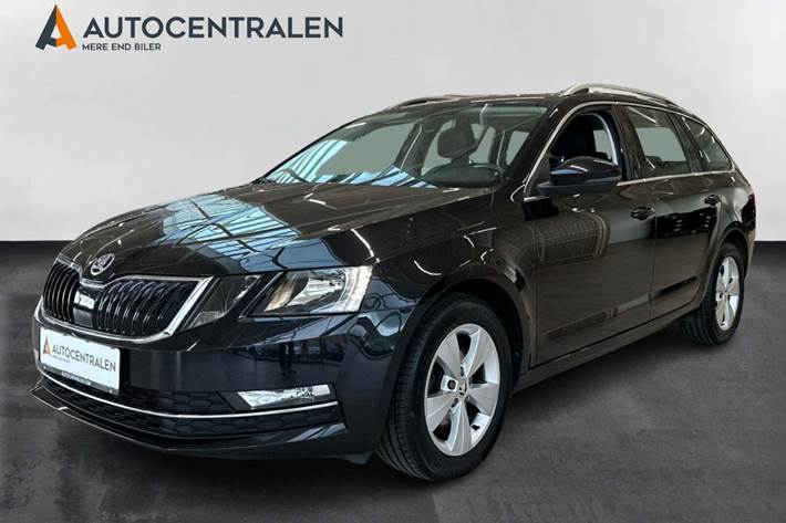 Sort Skoda Octavia fra 2020 set udefra
