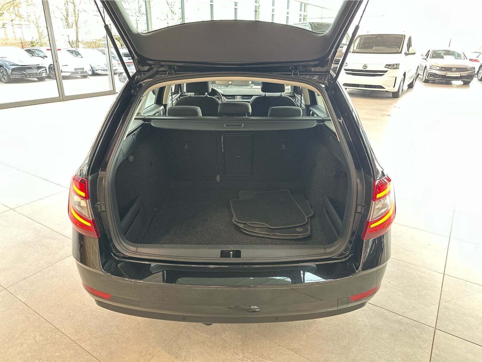 Sort Skoda Octavia fra 2020