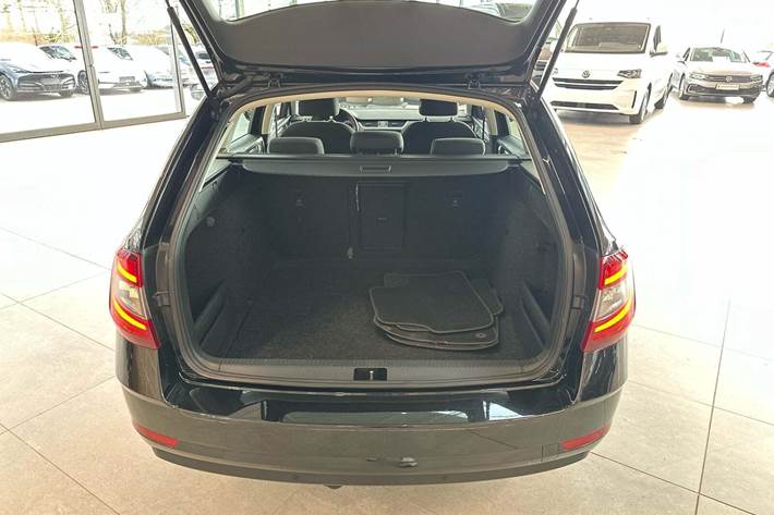 Sort Skoda Octavia fra 2020