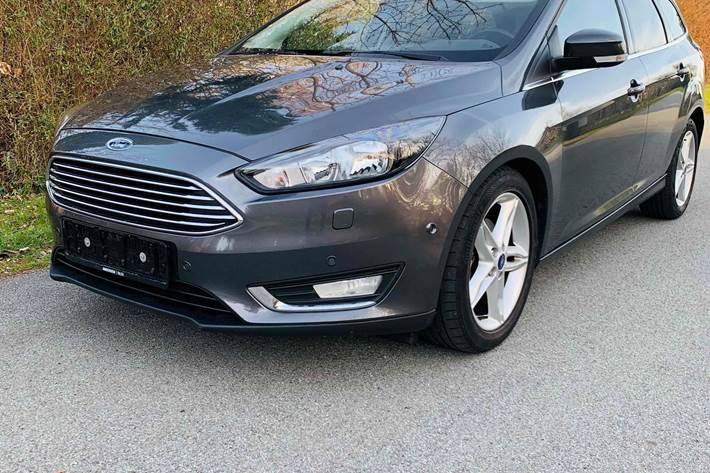 Grå Ford Focus fra 2016