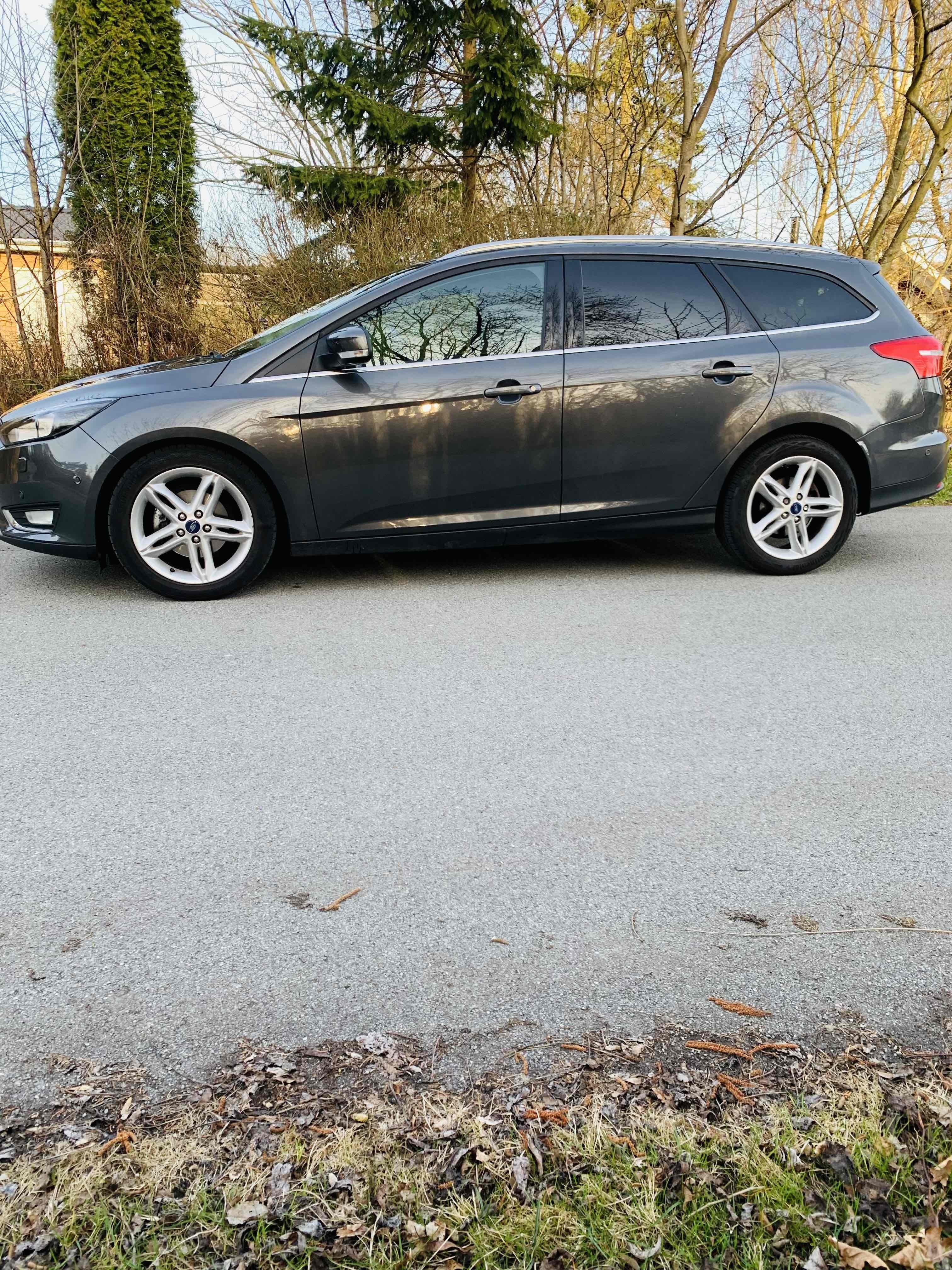 Grå Ford Focus fra 2016