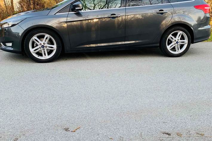 Grå Ford Focus fra 2016