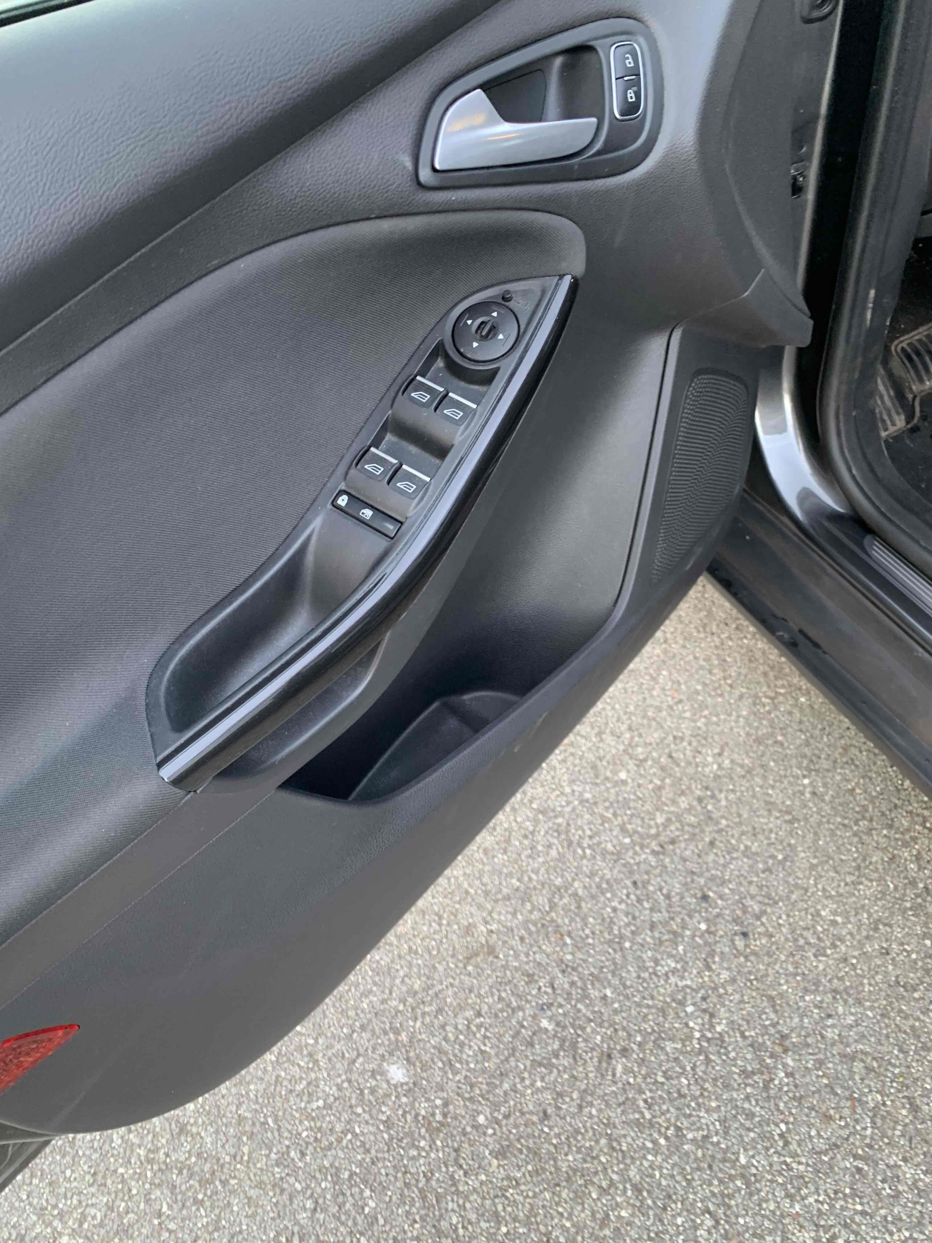 Grå Ford Focus fra 2016