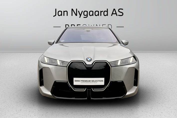 Grå BMW iX fra 2026