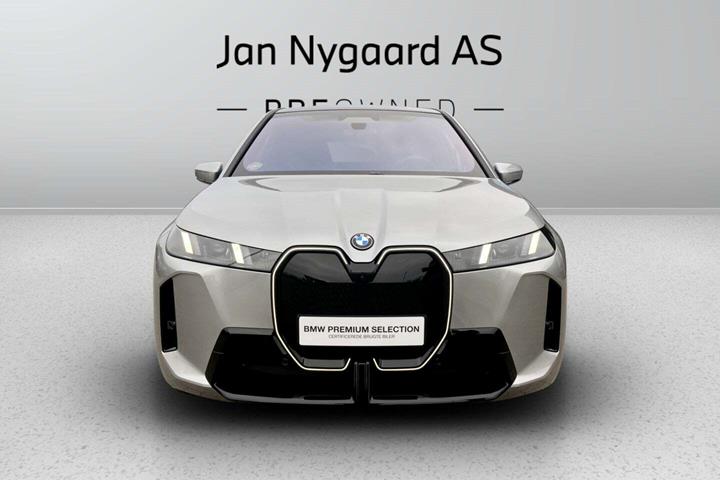 Grå BMW iX fra 2026