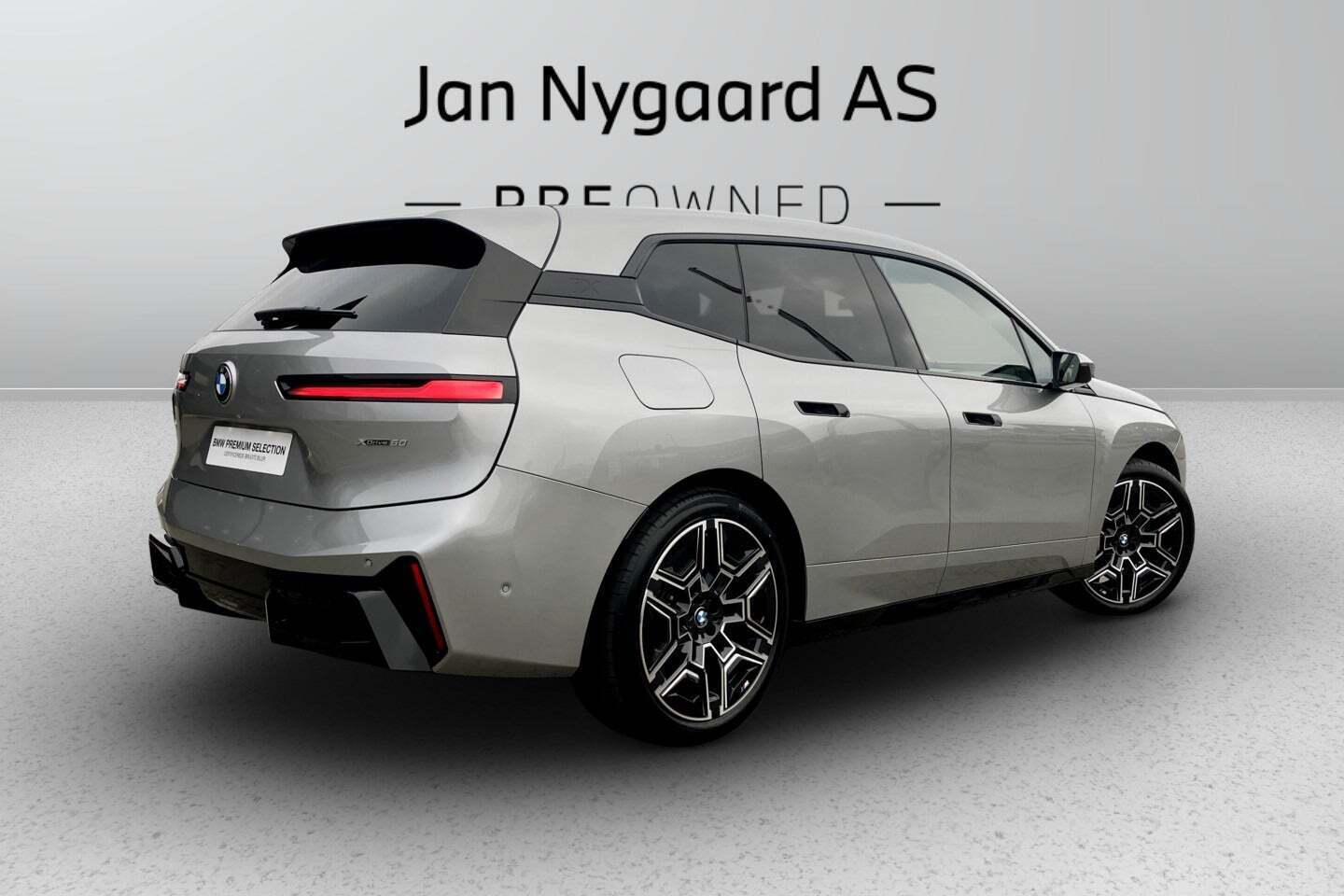 Grå BMW iX fra 2026