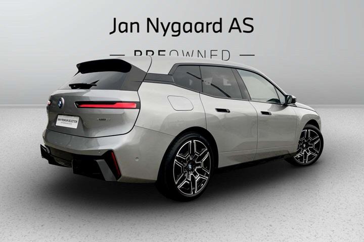 Grå BMW iX fra 2026