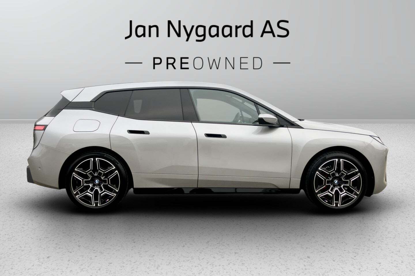 Grå BMW iX fra 2026