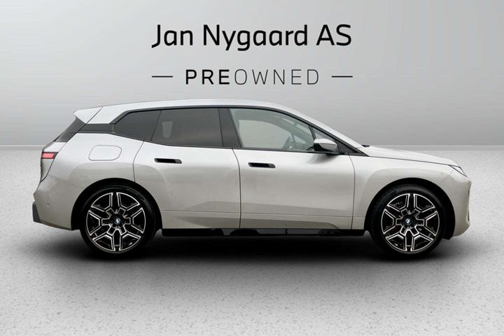 Grå BMW iX fra 2026